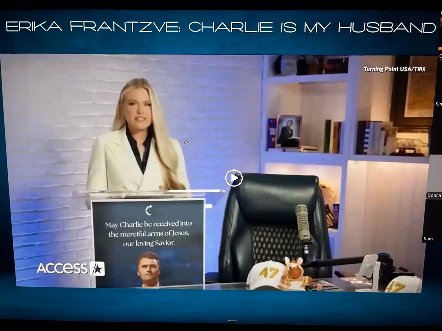 La prise de parole publique et l' hommage rendu à son mari a semblé scénarisée pour beaucoup d'internautes et de témoins