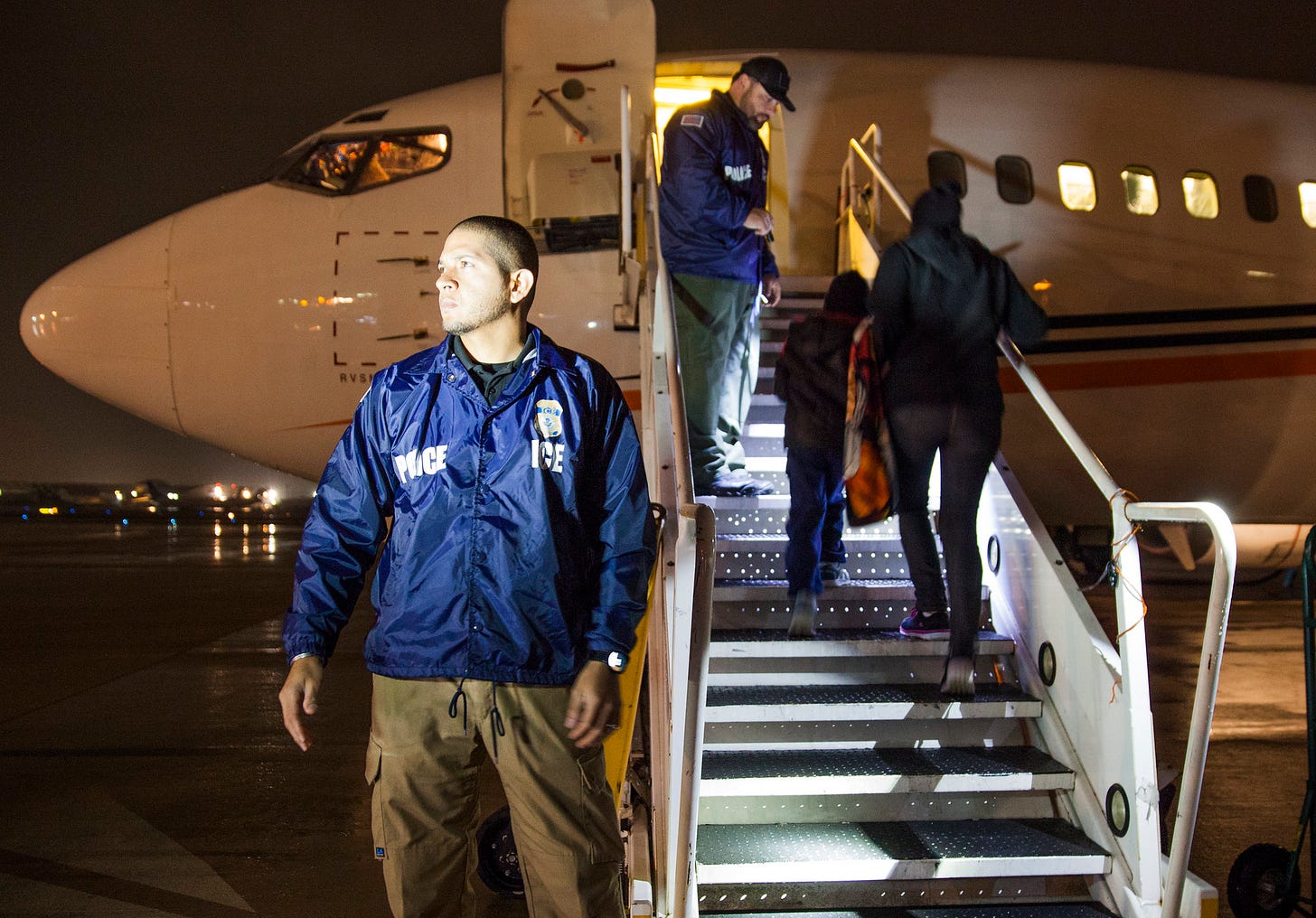 A Drunk Mechanic, Shackled Immigrants, a Crash Landing: The Dangers of ICE Flights A Drunk Mechanic, Shackled Immigrants, a Crash Landing: The Dangers of ICE Flights