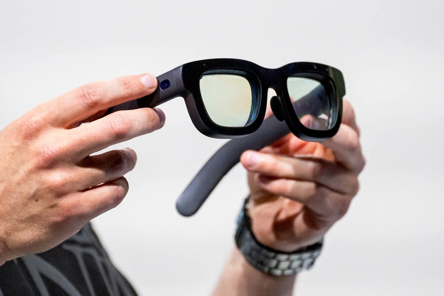 Apple (AAPL) Explores Push Into Smart Glasses With Internal Study -  Bloomberg