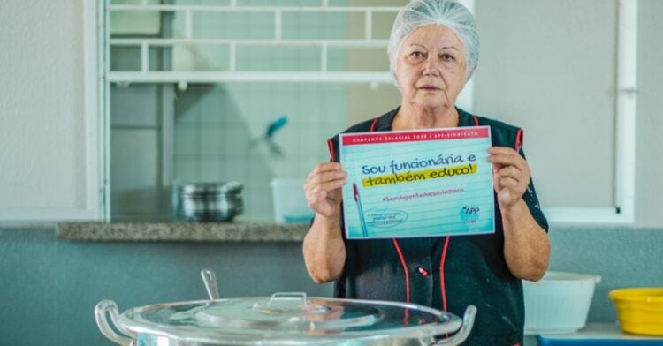 funcionária de escola