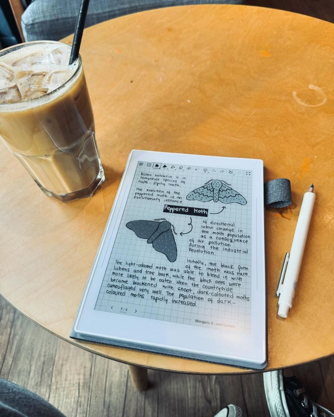 Supernote e-ink tablet with stylus on wooden desk