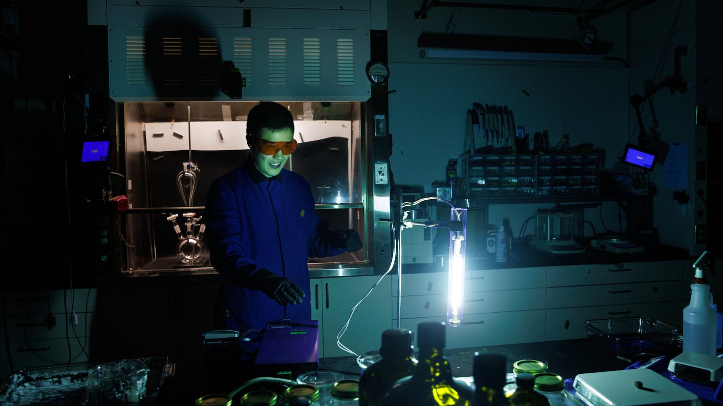 With Purple Gold and Bouncy Metal, a Canadian Chemist Shines on YouTube - The New York Times With Purple Gold and Bouncy Metal, a Canadian Chemist Shines on YouTube - The New York Times