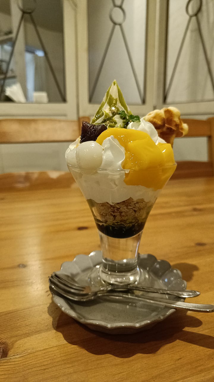 De gauche à droite : parfait matcha à Itoshima, parfait customisé à Hita, parfait matcha à Beppu et yoru parfait à Sapporo