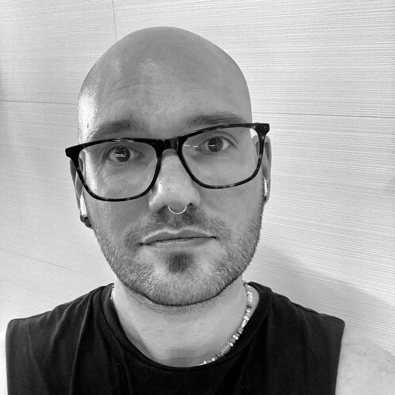 La - Queer, non-binary author