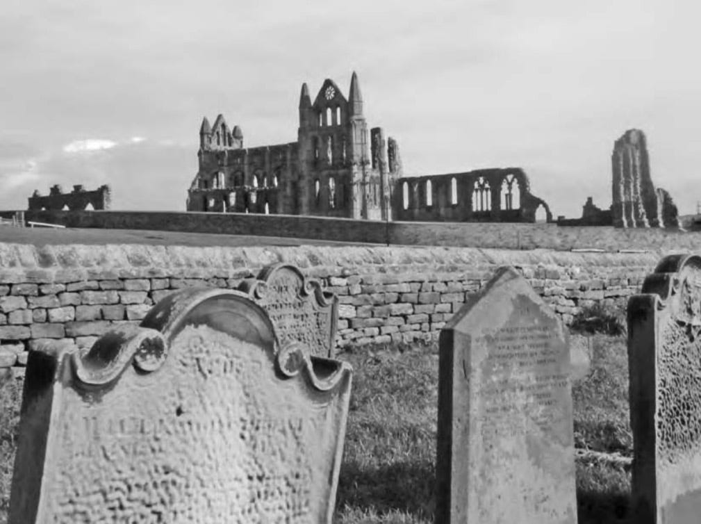 Il cimitero della chiesa di St Mary e le rovine dell’abbazia di Whitby.
