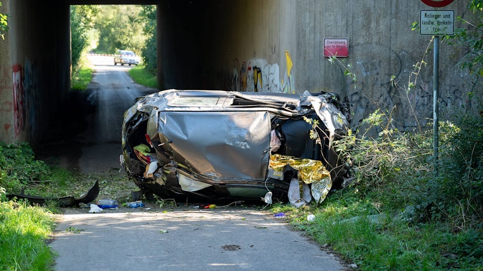 Der Wagen stürzte auf einen Fußgängerweg