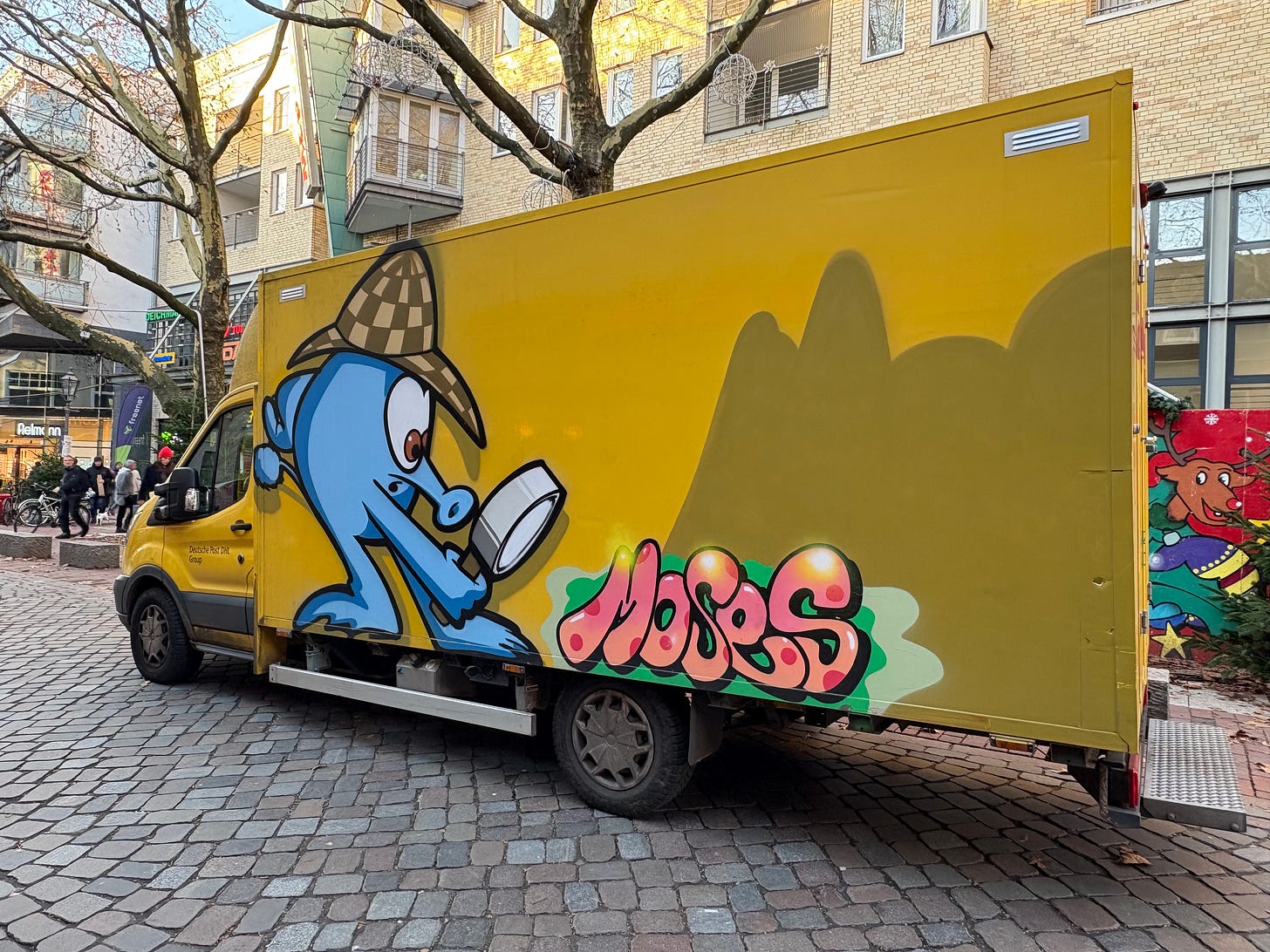 Ein bemalter DHL-Truck in Hamburg, Altona.