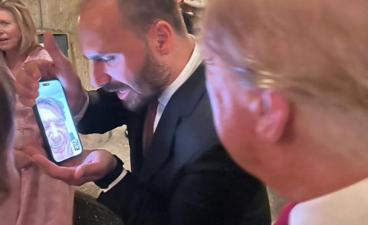 Com passaporte retido, Bolsonaro e Trump conversam por chamada de vídeo |  VEJA