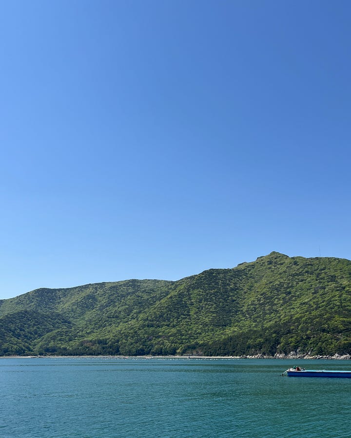 the sea and mountains