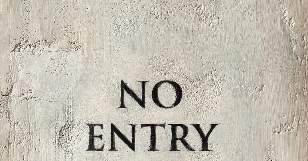 a sign that says no entry on a wall