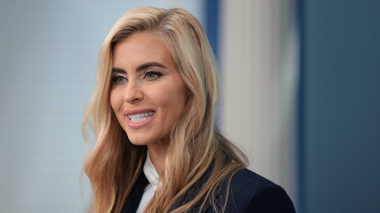 Rocky debut as Trump’s new press secretary keeps eyes glued to her notes Rocky debut as Trump’s new press secretary keeps eyes glued to her notes