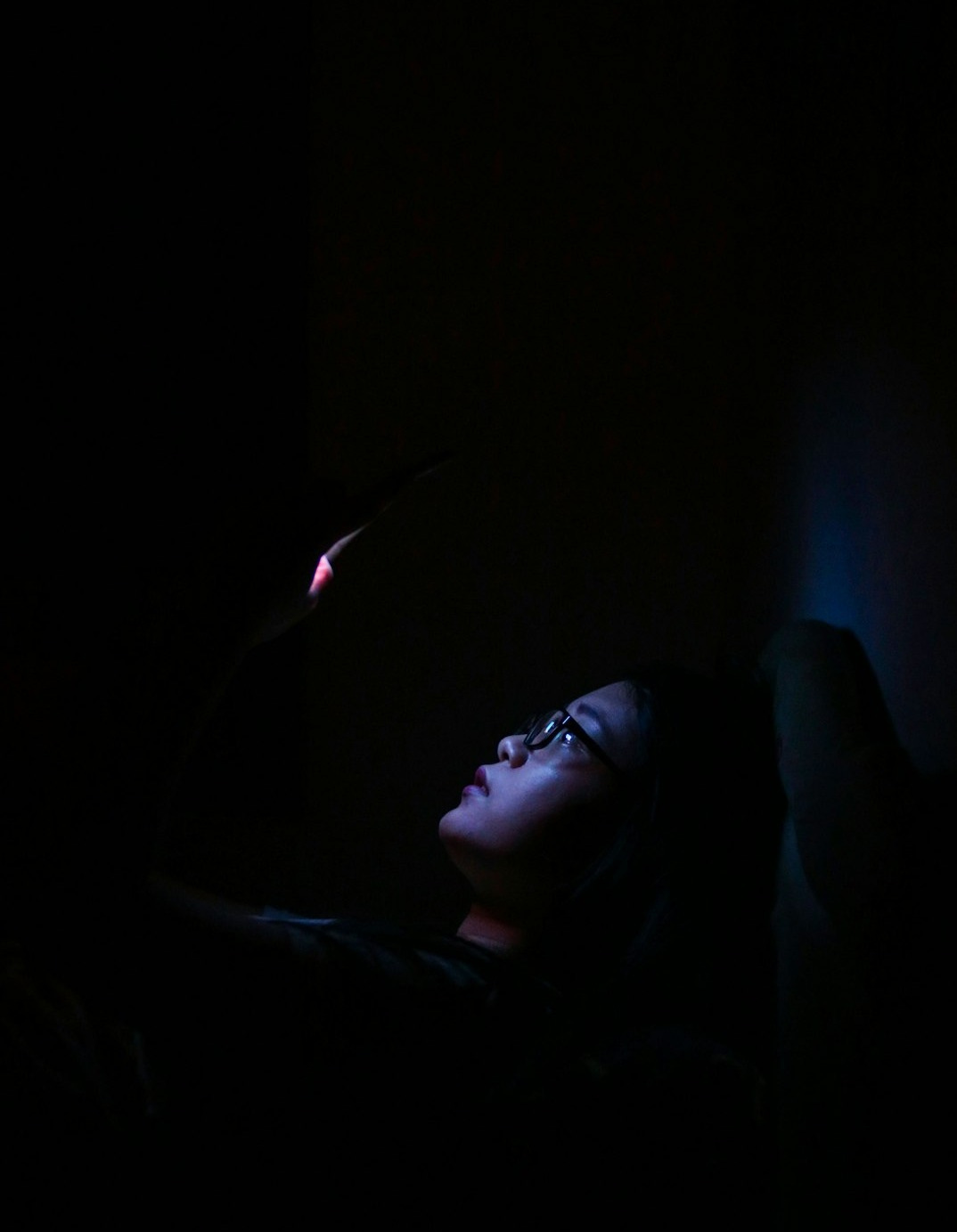 man in black shirt holding smartphone