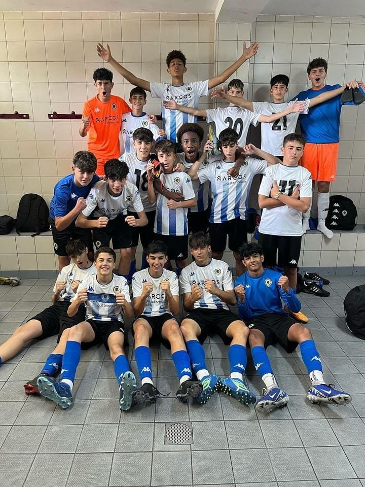 Jugadores del Infantil A celebran la victoria este fin de semana Jugadores del Infantil A celebran la victoria este fin de semana