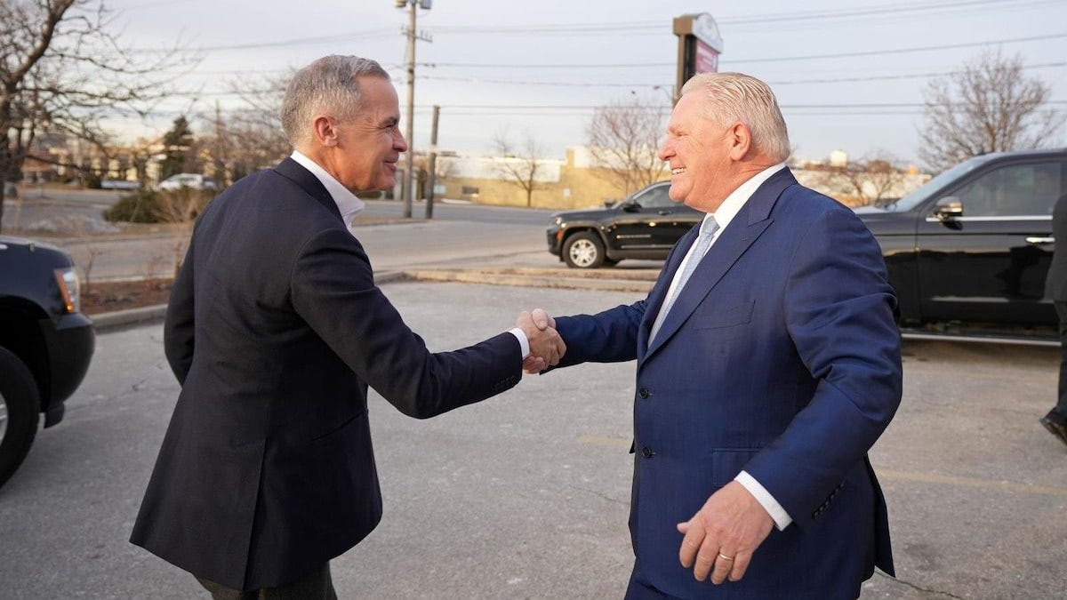 Carney et Ford, dehors, se serrant la main. 