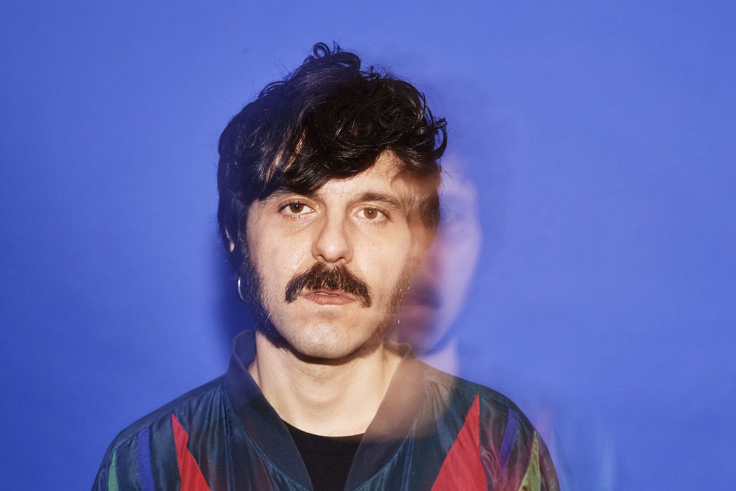 Chico Jorge muestra su lado más terrenal en “Revolución en 32 versos” -  Toma La Alternativa