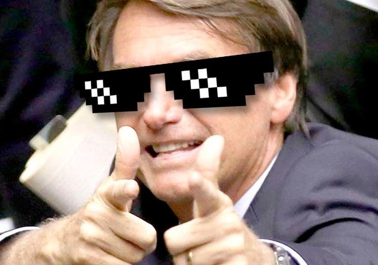 Um dos memes mais conhecidos do Bolsonaro (o “Bolsonaro zuero”). Imagens como essas circularam em volumes imensos pelas mídias sociais e ajudaram a construir o mito do “Mito.” Uma nova revolução mídiatica e uma nova fase no populismo.