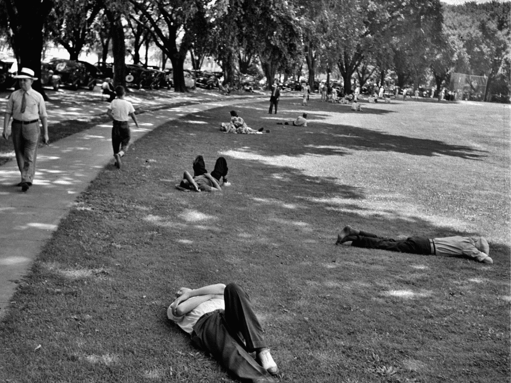 People seeking shade in DC in 1942