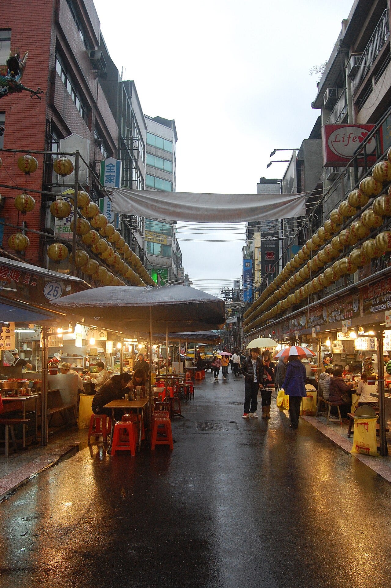 基隆廟口夜市攤位燈光|來源:edwin.11 / Wikimedia Commons(CC BY 2.0) 基隆廟口夜市攤位燈光|來源:edwin.11 / Wikimedia Commons(CC BY 2.0)