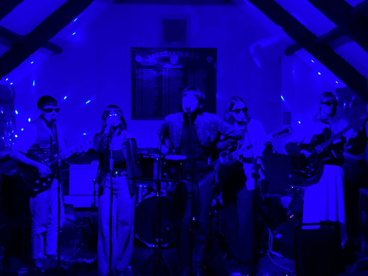 Waterpistol and Mari Mathias play The Fountain Inn, Laugharne (Dylan Moore)