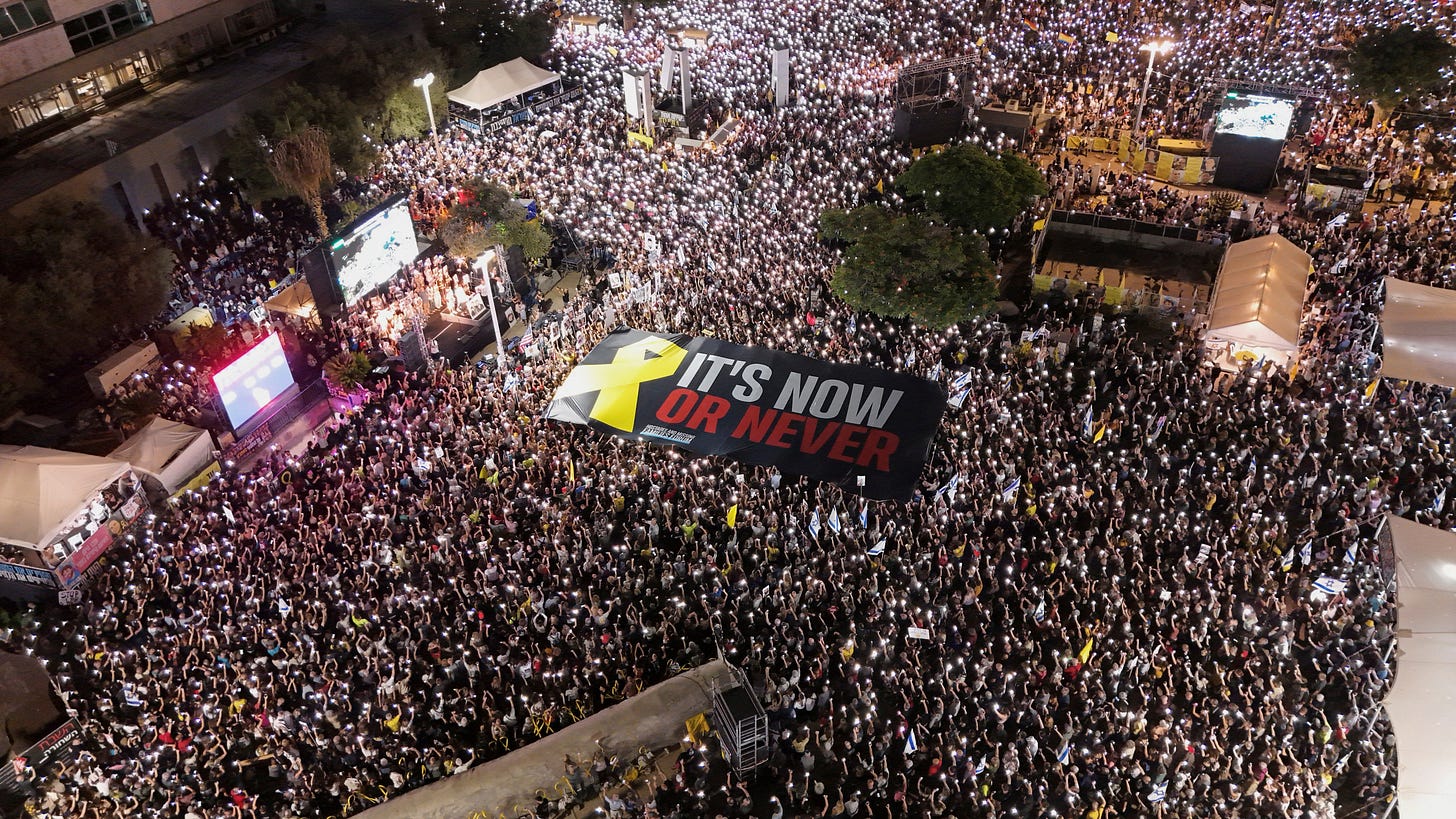 Una multitud inunda Tel Aviv para presionar por la liberación de los  rehenes: “Netanyahu, es ahora o nunca” | Internacional | EL PAÍS