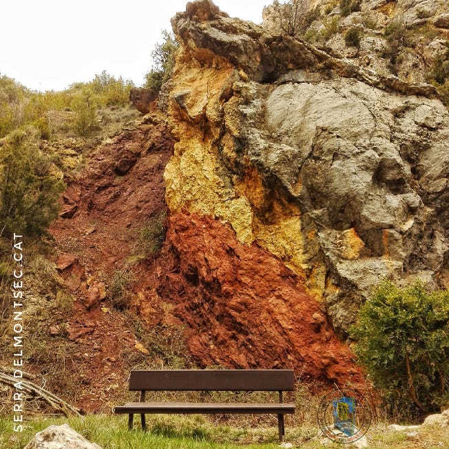 La Manroia, una falla inversa complicada de descriure però d'una immensa bellesa. Una estructura geològica de quatre colors que trobareu al camí que porta per la vall del riu Queixigar des de Tolba. Montsec de l’Estall. Ribagorça d’Osca, Aragó.