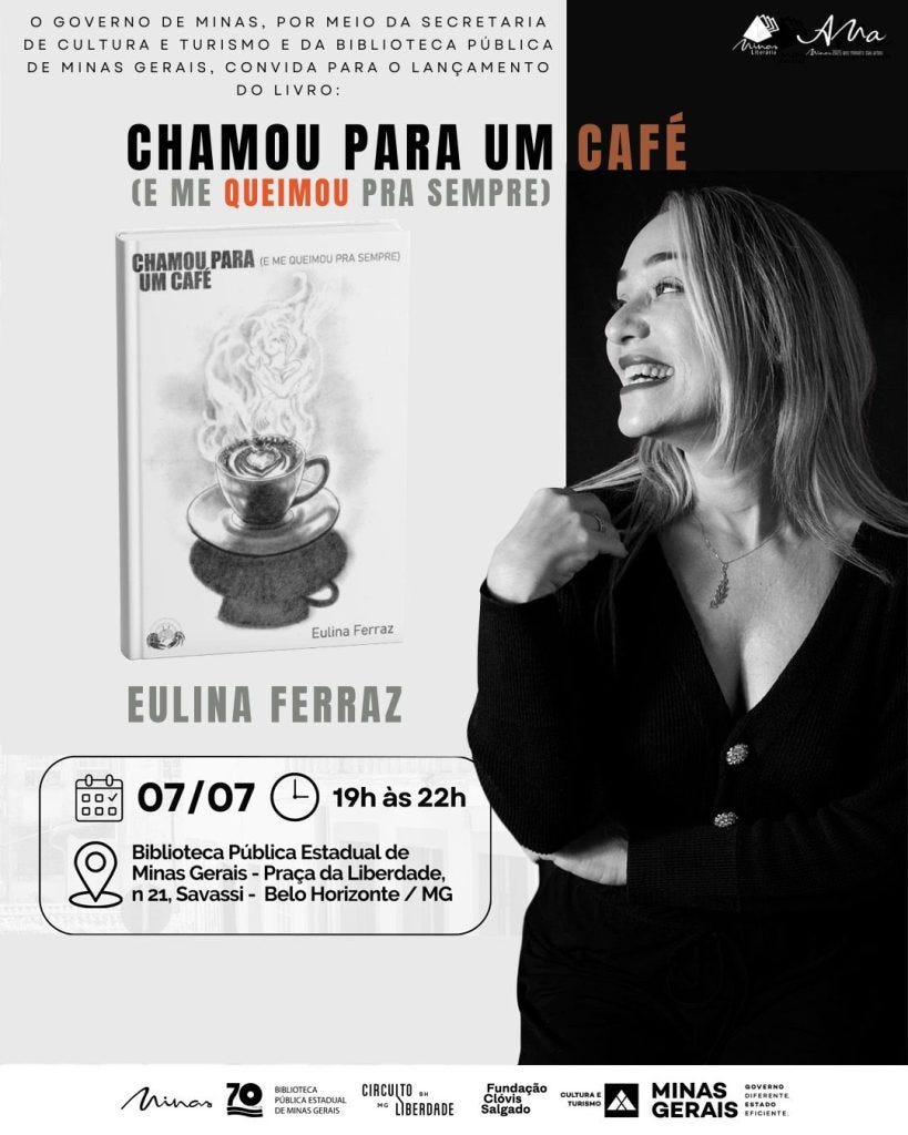 #descrevemospravocê  Card de divulgação do lançamento do livro Chamou para um café (e me queimou pra sempre), da autora Eulina Ferraz. A arte tem fundo claro com detalhes em preto e toques de cor em marrom e vermelho. No topo, lê-se o texto institucional: “O Governo de Minas, por meio da Secretaria de Cultura e Turismo e da Biblioteca Pública de Minas Gerais, convida para o lançamento do livro”. Abaixo, o título do livro aparece com destaque: a palavra “CAFÉ” está em marrom escuro, e a expressão “me queimou” está em vermelho.  Ao lado esquerdo do título, vê-se a imagem da capa do livro, que traz uma ilustração de uma xícara de café com fumaça em formato artístico, como se fosse feita a lápis. O nome da autora aparece logo abaixo: Eulina Ferraz, em letras grandes e prateadas.  À direita do card, em destaque, há uma fotografia em preto e branco da autora. Ela sorri, olha para o lado e tem cabelos claros soltos. Veste blusa preta com botões e usa um colar delicado.  Na parte inferior, as informações do evento estão organizadas com ícones: Data: 07/07 Horário: 19h às 22h Local: Biblioteca Pública Estadual de Minas Gerais, Praça da Liberdade, nº 21, Savassi – Belo Horizonte/MG.  Na base do card, aparecem os logotipos dos realizadores: Minas Literária, Biblioteca Pública Estadual, Circuito Liberdade, Fundação Clóvis Salgado, Cultura e Turismo, e Governo de Minas Gerais.