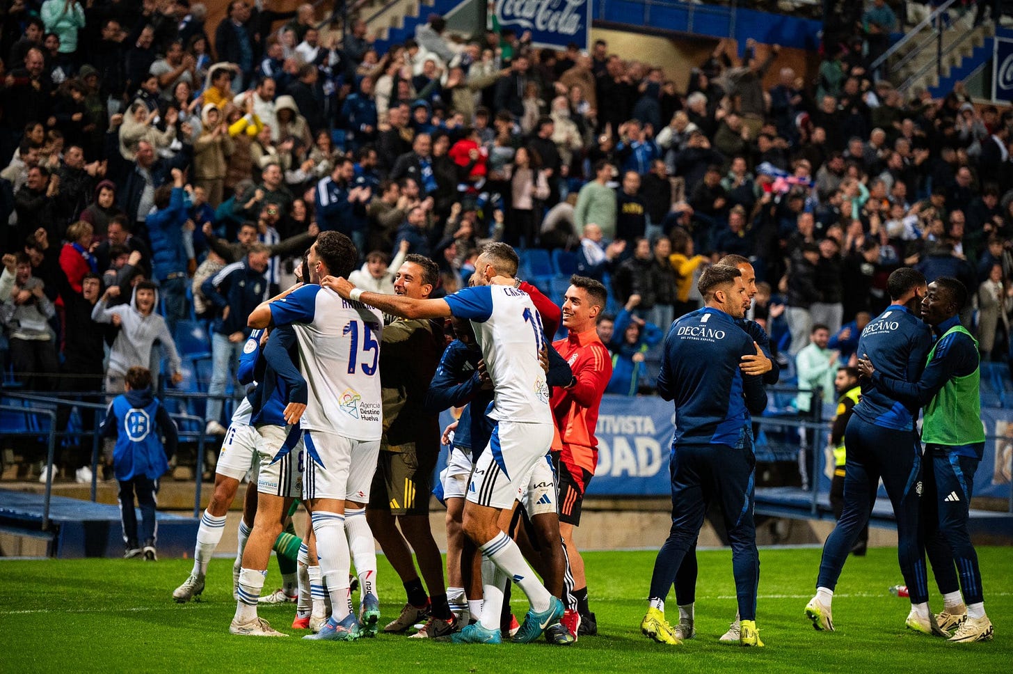 Jugadores del Recre celebrando el gol de la victoria