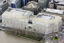 A large building with many windows

AI-generated content may be incorrect.