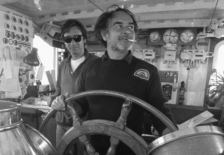 Alain Connan à la barre du Sirius, Greenpeace Alain Connan à la barre du Sirius, Greenpeace