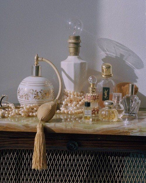 An image added by groeniedraak on Feb 01, 2024. May present: table, drinkware, shelving, bottle, glass bottle.