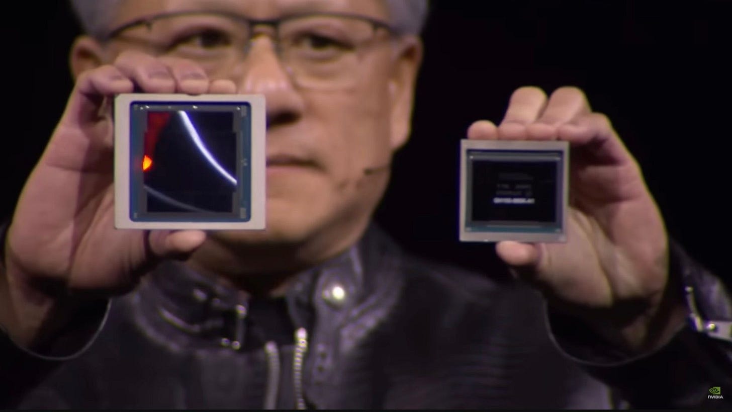 黄仁勋在辉达GTC的大会介绍Blackwell(左)与前代的Hopper晶片(右)。(翻摄辉达GTC大会直播影片) 黄仁勋在辉达GTC的大会介绍Blackwell(左)与前代的Hopper晶片(右)。(翻摄辉达GTC大会直播影片)