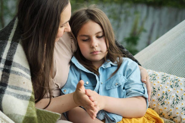 Escaping the weekly grind, a mother and her child find bliss in simple gestures and tight embraces on a garden hammock. Escaping the weekly grind, a mother and her child find bliss in simple gestures and tight embraces on a garden hammock Mindful Parenting stock pictures, royalty-free photos & images