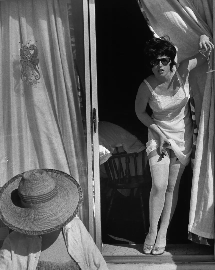 《Untitled Film Still #7》|來源:The Broad(Cindy Sherman / Metro Pictures 作品圖) 《Untitled Film Still #7》|來源:The Broad(Cindy Sherman / Metro Pictures 作品圖)
