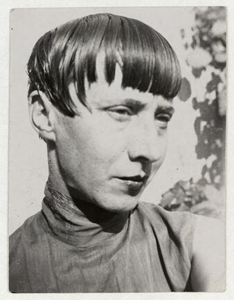 Retrato preto e branco, mulher branca, cabelos muito curtos escuros e franja desestruturada