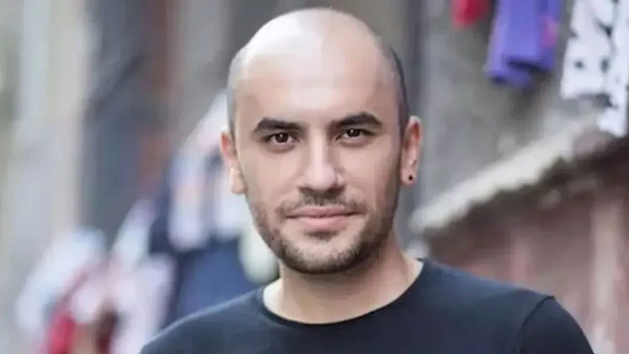 Giray Altınok, Türk dizi sektörünün yaratıcı-oyuncu modelinin öncüsü, dışarıda çekilmiş bir fotoğrafta