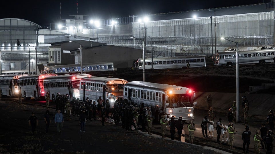 Buses take prisoners to CECOT