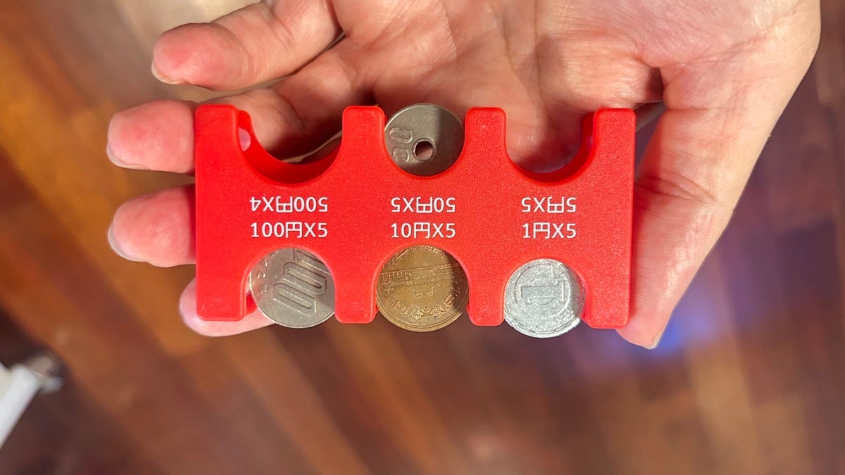 Japanese coin holder — A Japanese coin holder, loaded with 1, 10, 50, 100 and 500 yen coins. Photo by Mark Frauenfelder Japanese coin holder — A Japanese coin holder, loaded with 1, 10, 50, 100 and 500 yen coins. Photo by Mark Frauenfelder