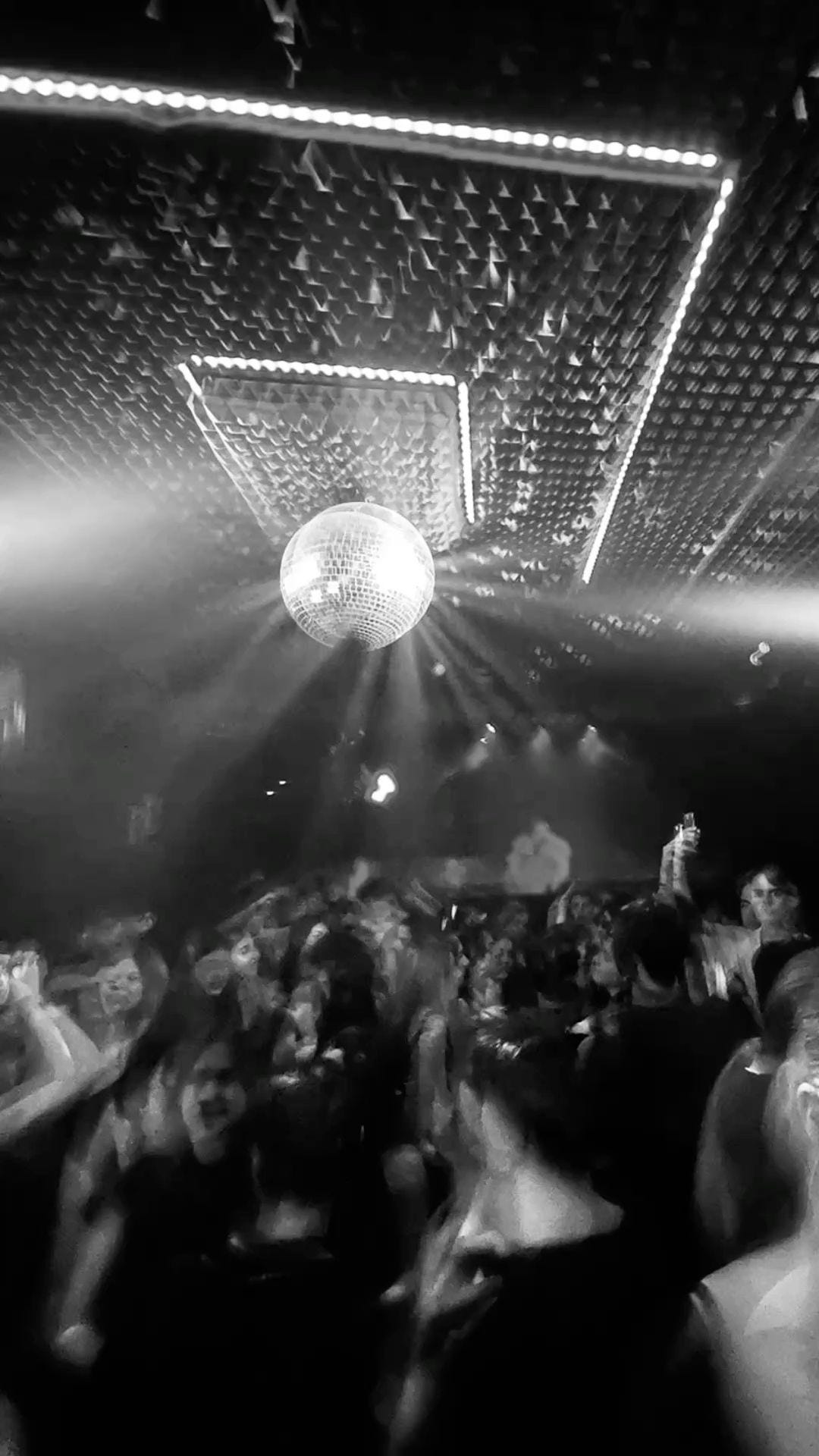 Imagen de discoteca con luces llena de gente bailando Imagen de discoteca con luces llena de gente bailando