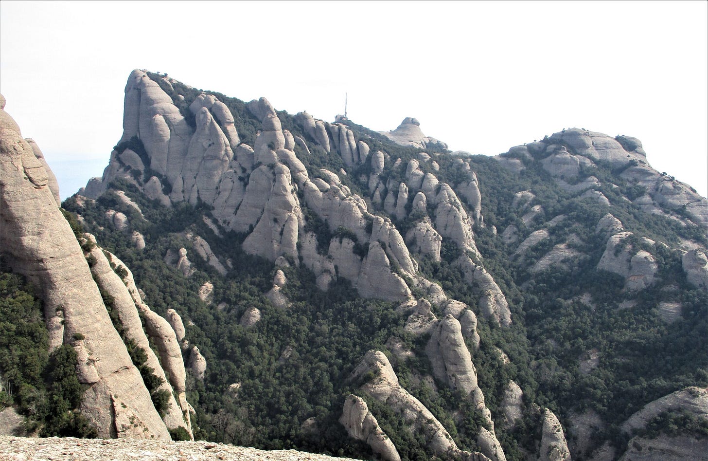 Sant Jeroni, el Mirador del Moro y la Albarda Castellana, desde la cima del Montgrós