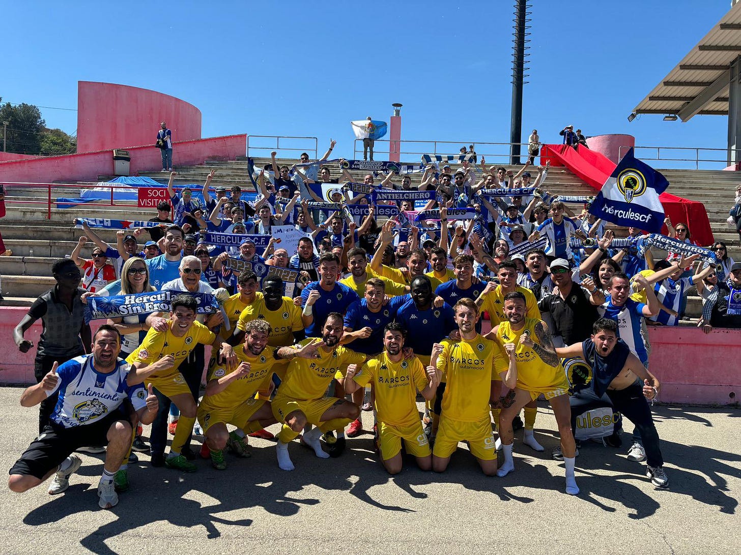Jugadores y afición celebran la victoria del Hércules