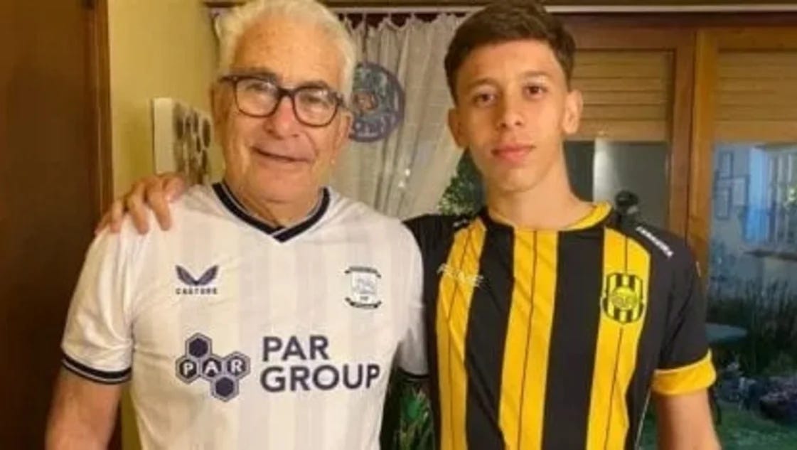 Felipinho, el pibe brasileño que juega para la Argentina posó con la de Olimpo