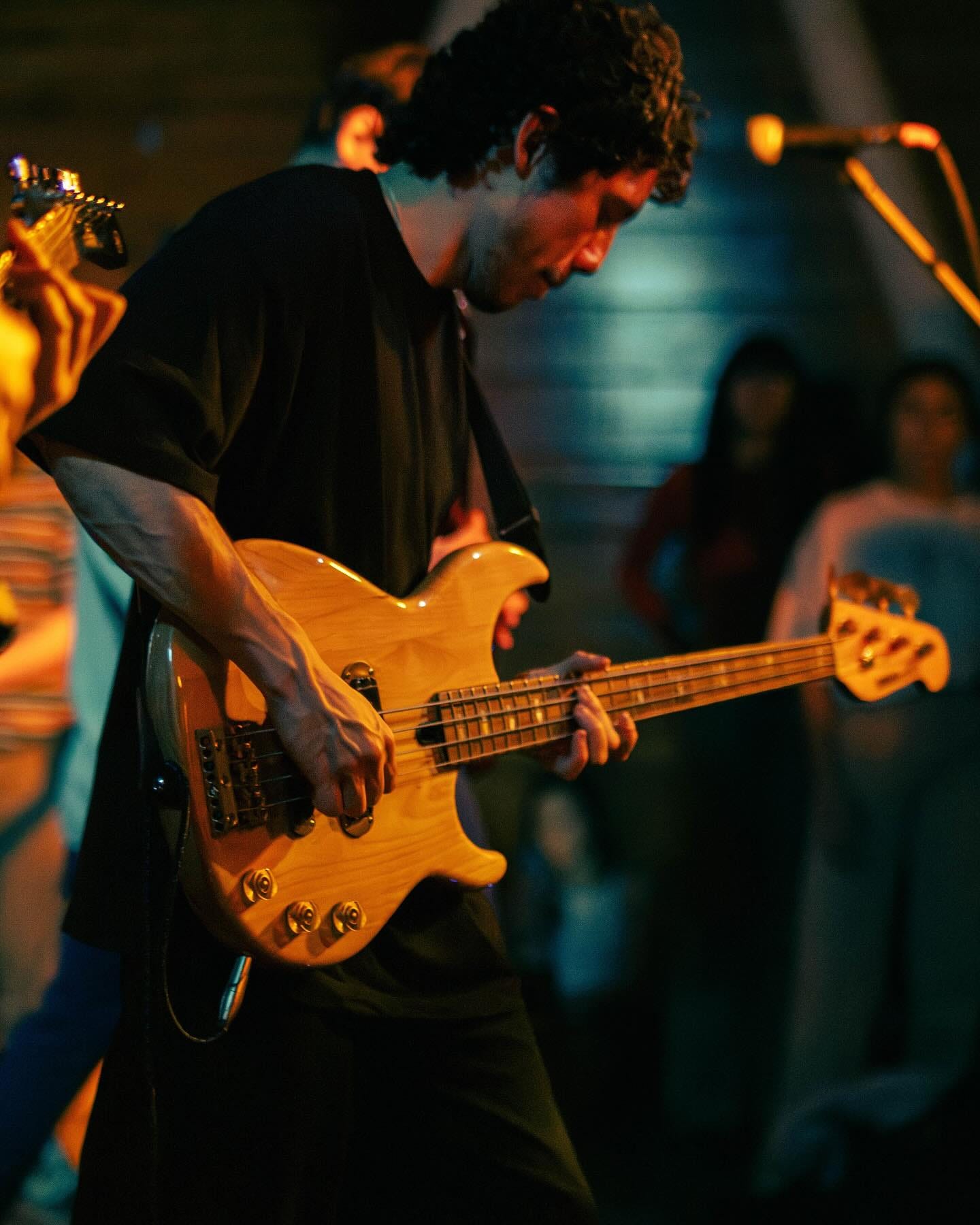 Puede ser una imagen de 2 personas y guitarra