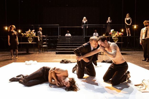 De g. à dr. : Damis (Julien Frison), Orgon (Denis Podalydès) et Tartuffe (Christophe Montenez).