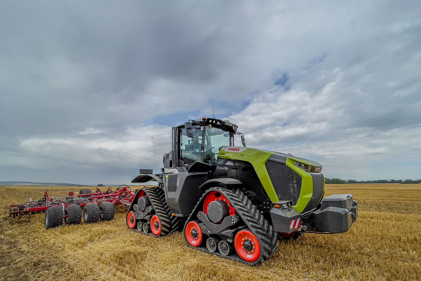 Claas Xerion 12.650 Raupentraktor auf einem Stoppelfeld. Claas Xerion 12.650 Raupentraktor auf einem Stoppelfeld.