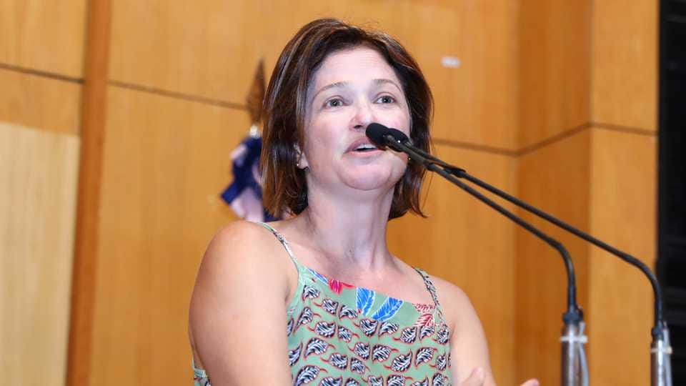 Diretora Escola Serra Diretora Escola Serra