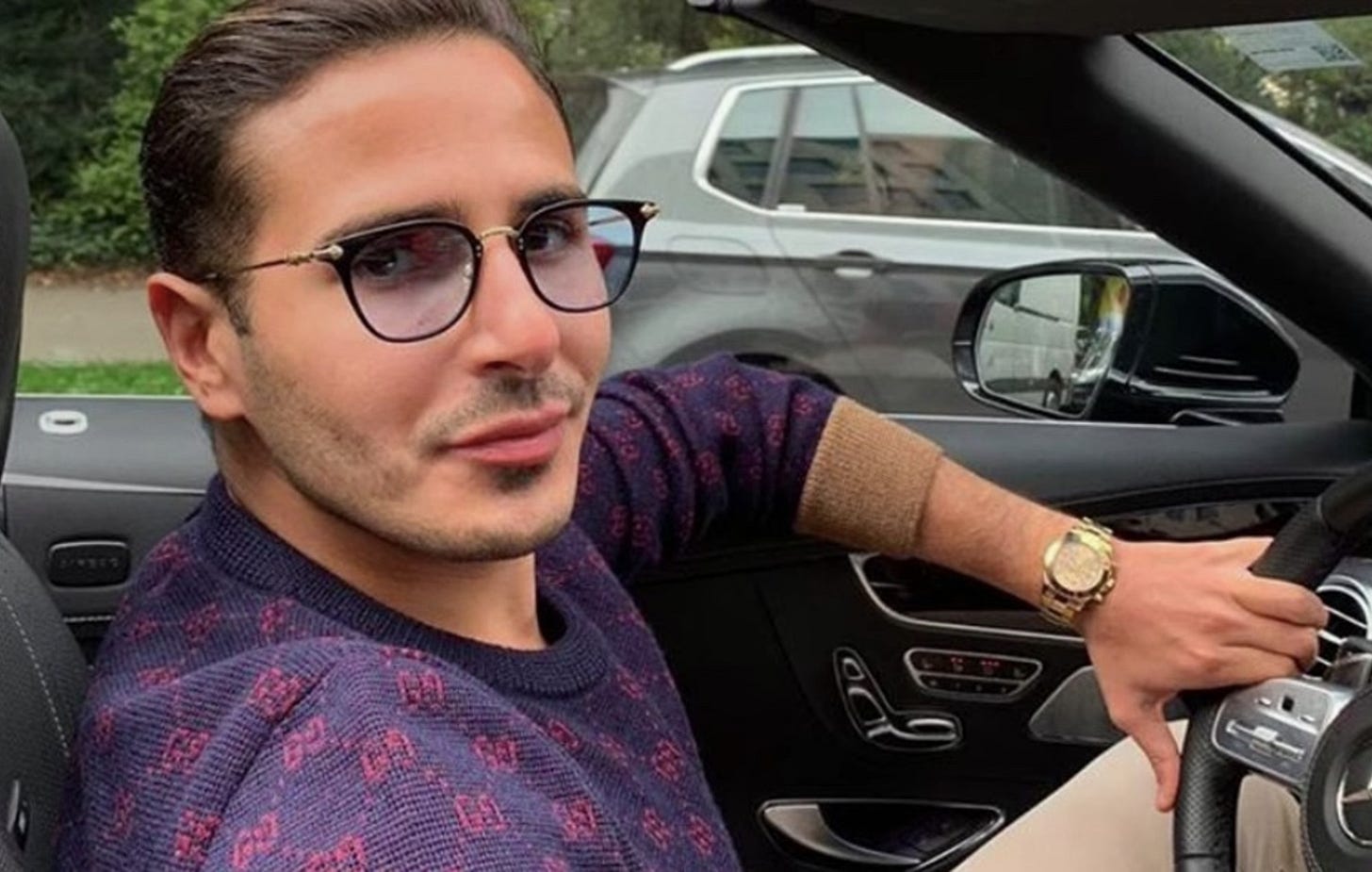 The Tinder Swindler&#39; is now charging fans for videos on Cameo
