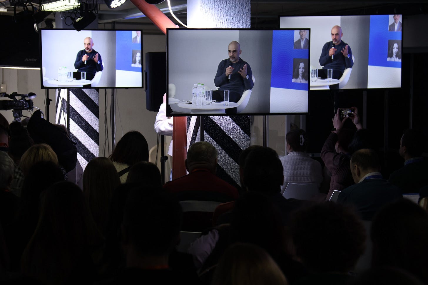 Возможно, это изображение 16 человек, телевизор, осветительное оборудование и текст