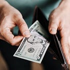 La folie des pourboires aux États-Unis: pression sociale, règles et pièges à éviter