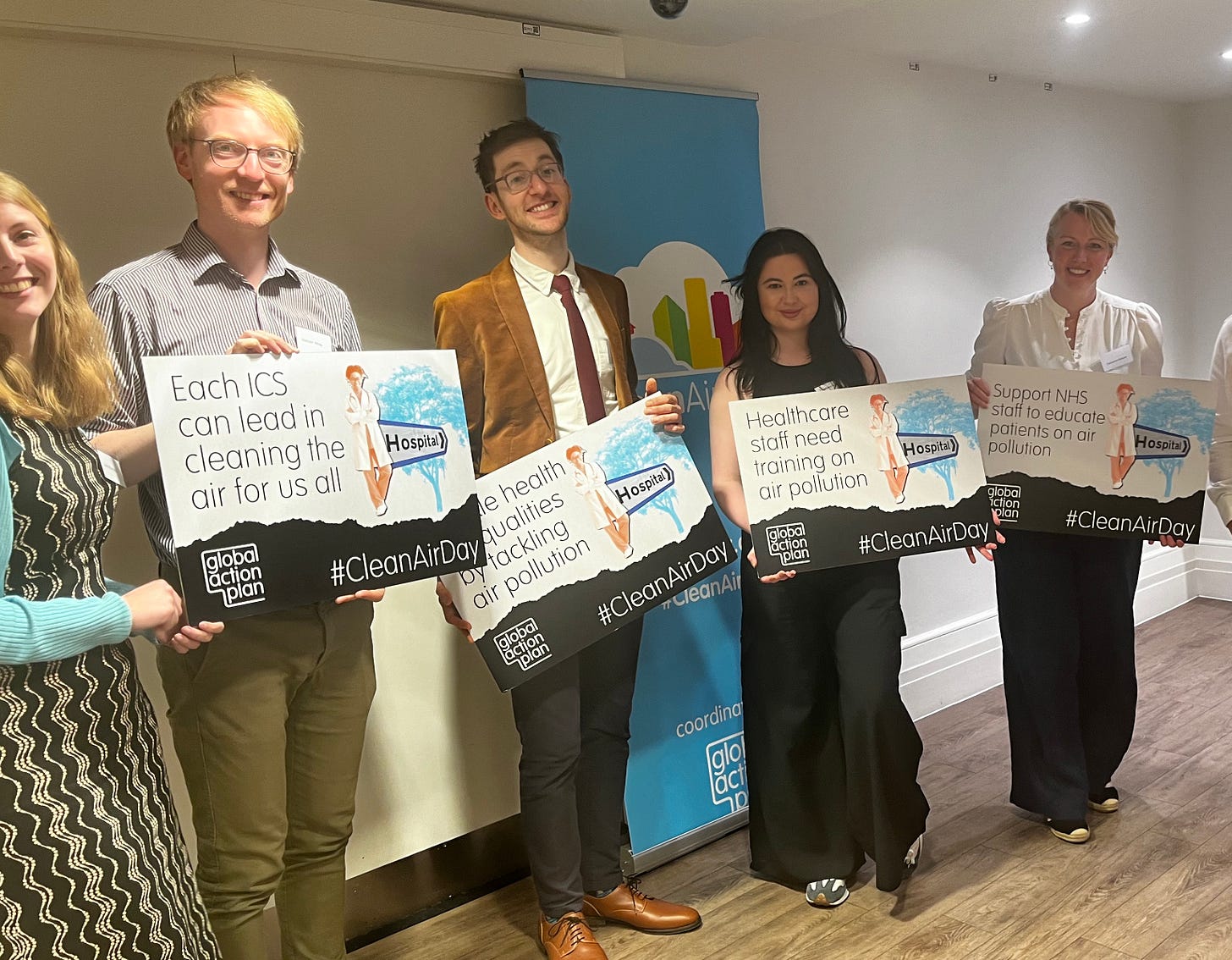 Organisers of the Summit holding up cards about air pollution and health