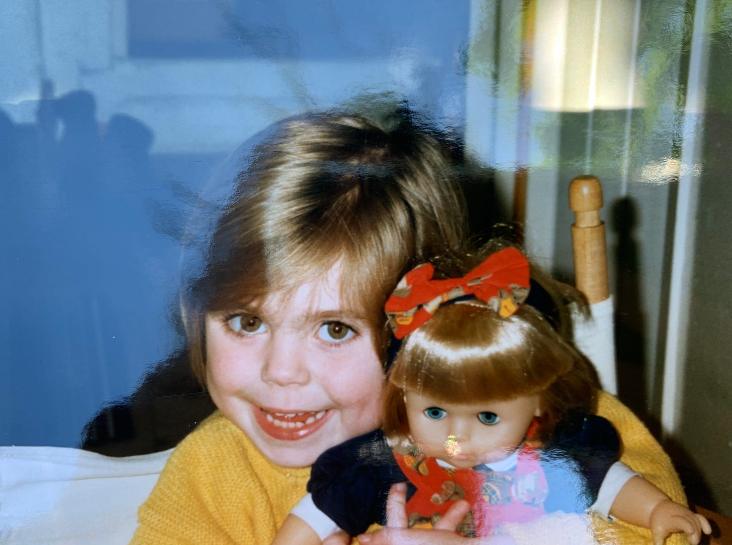 Photo de moi petite avec une poupée